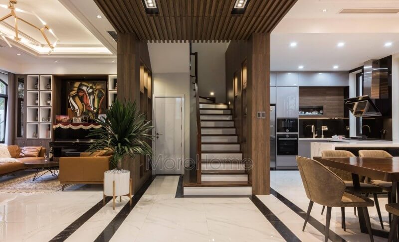 Bạn biết không, để đánh giá được một công trình thi công nội thất đẹp, chúng ta cần phải dựa vào nhiều yếu tố. Tuy nhiên, bạn có thể trực quan đánh giá được chất lượng công trình thi công nội thất chất lượng là dựa vào sản phẩm nội thất hoàn thiện cũng như cách bố trí kết cấu công năng trong ngôi nhà. Giống như hình ảnh thi công nội thất gỗ, thi công cầu thang gỗ đẹp tại biệt thự hiện đại hải phòng này vậy. Thiết kế nội thất